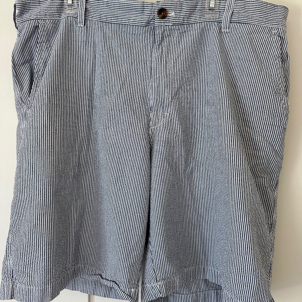 IZOD MENS SEERSUCKER BLUE AND WHITE STRIPED SHORTS 42